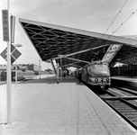 856398 Gezicht op het tweede perron van het nieuwe N.S.-station Tilburg te Tilburg, met een electrisch treinstel mat. ...